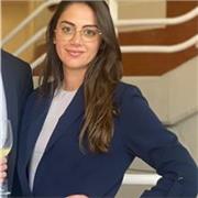 Profesora imparte clases de Historia a niños y niñas de todas las edades escolares